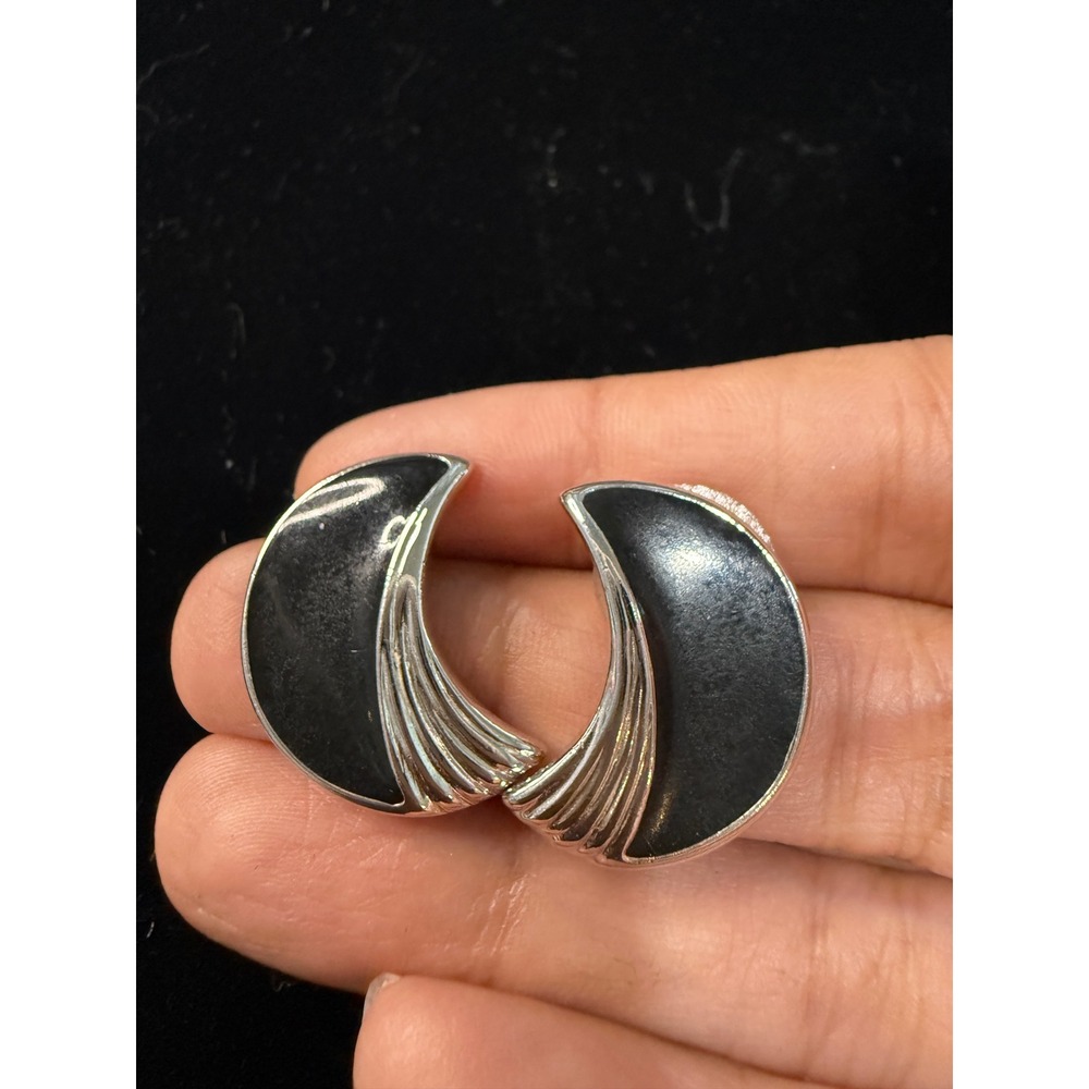 Trifari Vintage Silver Tone Black Enamel Crescent Moon Stud Earrings Ribbed Post